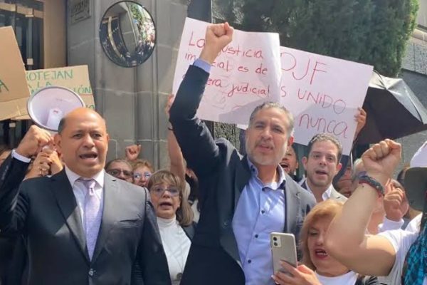 Legisladores del PAN se manifiestan en la Suprema Corte en defensa de la independencia judicial y la división de poderes.